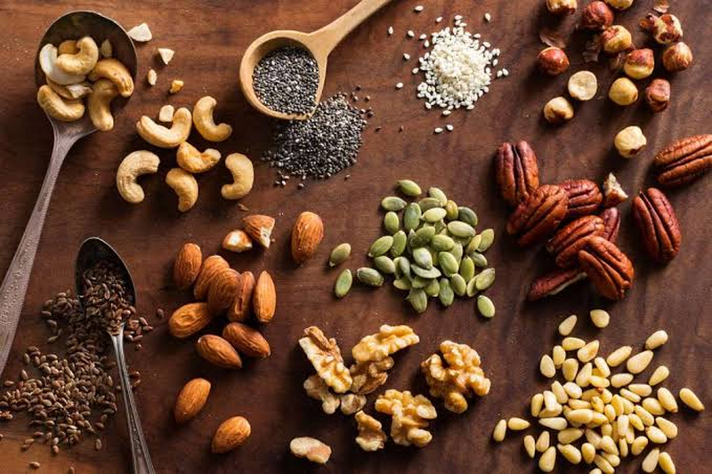 C&aacute;c loại hạt gi&agrave;u vitamin E, kẽm v&agrave; chất b&eacute;o l&agrave;nh mạnh