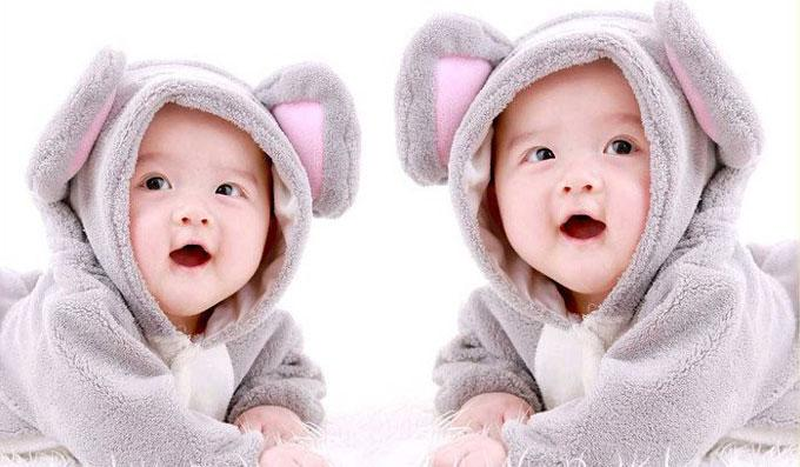 Những trẻ sinh đôi cùng trứng sẽ có giới tính và nhóm máu giống nhau