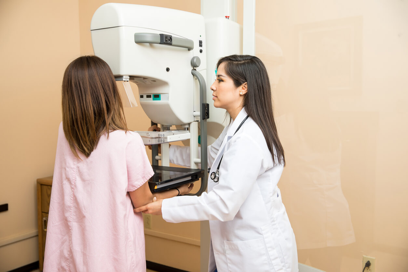 Chụp X - quang tuyến v&uacute; trước khi l&agrave;m IVF