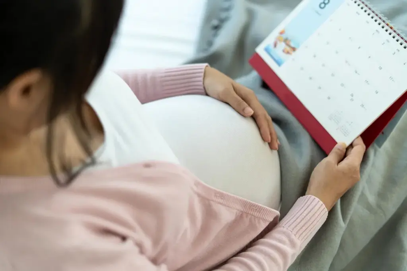 Tuổi thai IVF được t&iacute;nh dựa tr&ecirc;n ng&agrave;y chuyển ph&ocirc;i v&agrave; tuổi của ph&ocirc;i