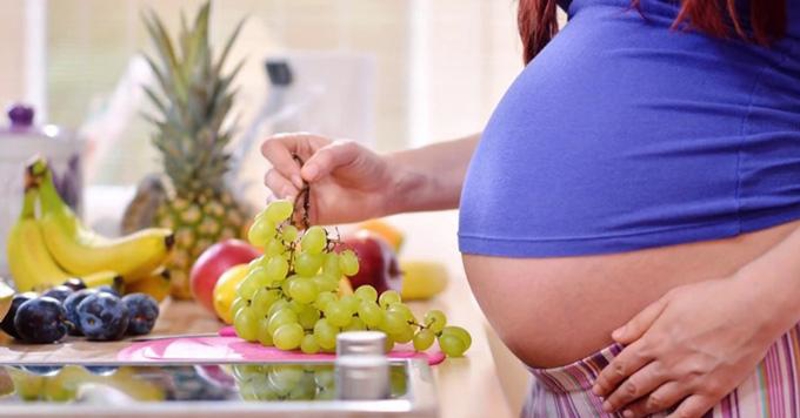 Mẹ bầu thường xuyên ăn nho trong thai kỳ mang lại rất nhiều lợi ích cho sức khỏe thai nhi.