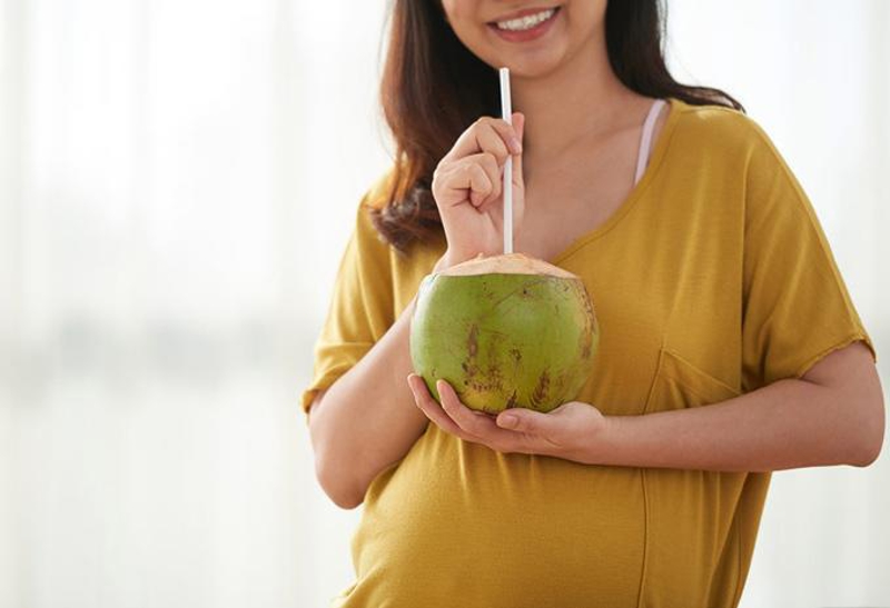 Theo bác sĩ sản khoa, mẹ uống nước dừa thường xuyên trong thai kỳ sẽ giúp tăng lượng nước ối. Điều này vô cùng quan trọng đối với sự tồn tại của thai nhi trong bụng mẹ.