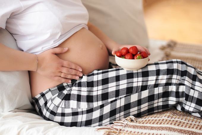 Mẹ nên ưu tiên chọn những trái dâu tây căng mọng, chín đều và rửa sạch kĩ trước khi ăn để loại bỏ những chất hóa học tồn dư gây hại cho sức khỏe của thai nhi.