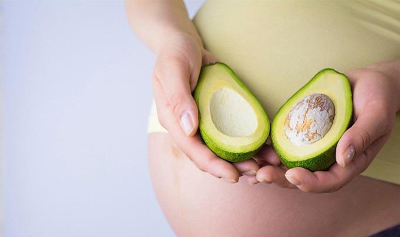 Bơ là một trong những loại trái cây bổ dưỡng, có tác dụng giảm nguy cơ dị tật ở thai nhi mà bà bầu nên dùng.