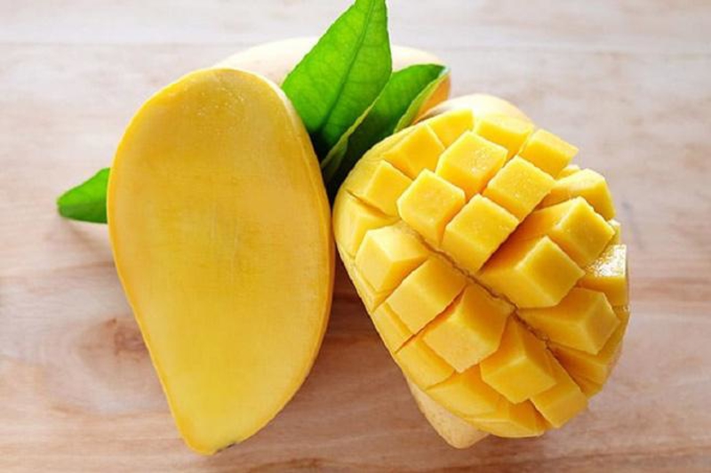 Theo chuyên gia chăm sóc sức khỏe mẹ & bé, xoài có chứa hàm lượng cao các chất dinh dưỡng giúp thai nhi phát triển toàn diện như: acid folic, vitamin C, vitamin A, chất xơ.