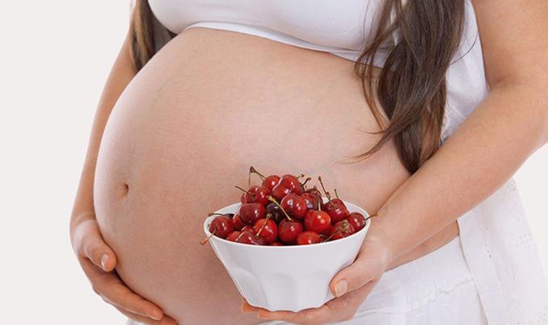 Vitamin C có trong cherry giúp tăng cường sức đề kháng, bảo vệ hệ miễn dịch mẹ bầu. Mẹ khỏe mạnh chính là điều kiện tốt nhất để em bé phát triển bình thường, giảm thiểu nguy cơ mắc dị tật.