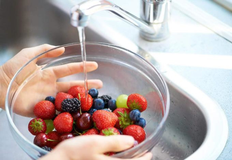 Mẹ hãy rửa sạch hoa quả bằng các nước rửa chuyên dụng trước khi ăn để loại bỏ thuốc trừ sâu tồn dư hoặc đất còn sót lại sau khi thu hoạch.