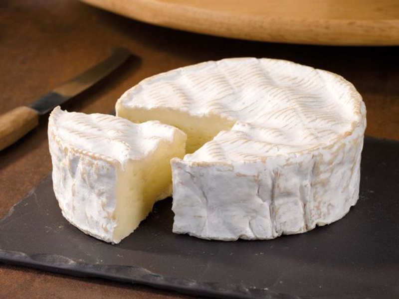 Các loại phô mai như Brie, Feta, Camembert được làm từ sữa chưa tiệt trùng nên có nguy cơ nhiễm Listeria - vi khuẩn có thể gây sẩy thai hoặc tử vong ở mẹ bầu và thai nhi.