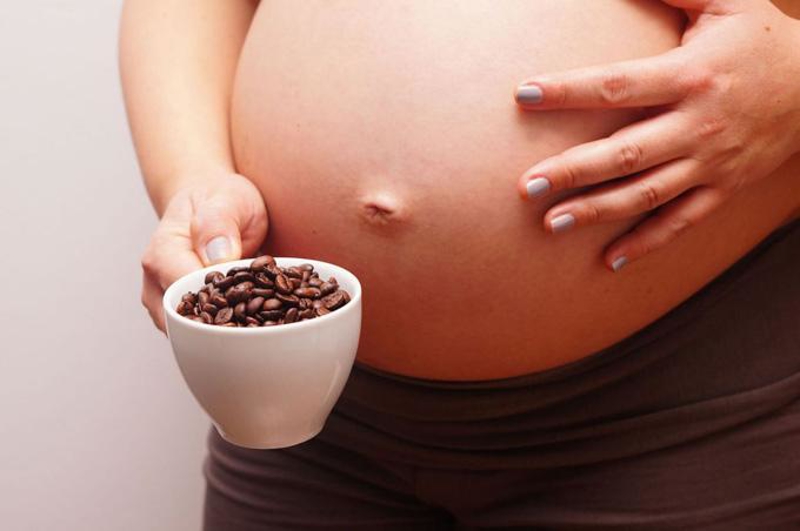 Mẹ bầu nên tránh các thực phẩm có chứa caffeine như: cà phê, các sản phẩm có hương vị cà phê để tránh khả năng thai nhi mắc các dị tật nghiêm trọng.