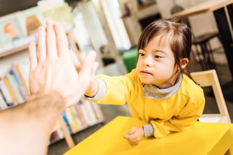 Việc điều trị chủ yếu tập trung v&agrave;o kiểm so&aacute;t triệu chứng, hỗ trợ sự ph&aacute;t triển