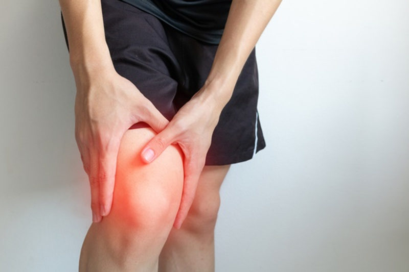 Vi&ecirc;m khớp g&acirc;y đau, sưng v&agrave; cứng khớp