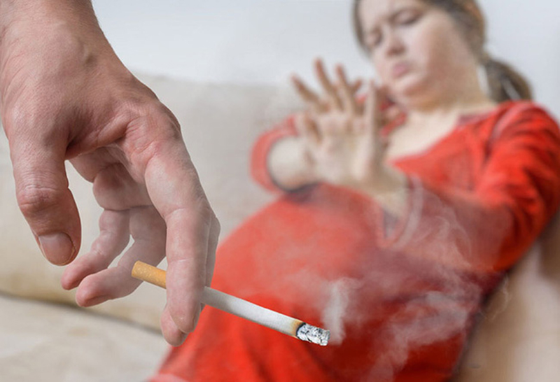 Mẹ bầu tiếp x&uacute;c với thuốc l&aacute; hoặc h&uacute;t thuốc l&aacute; sẽ l&agrave;m tăng nguy cơ thai nhi mắc dị tật bẩm sinh&nbsp;