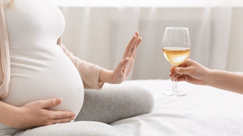 Tr&aacute;nh xa đồ uống c&oacute; cồn trong thời kỳ mang thai c&oacute; thể gi&uacute;p giảm tỷ lệ sinh con dị tật