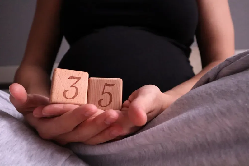 Mẹ mang thai tr&ecirc;n 35 tuổi c&oacute; nguy cơ mang sinh con mắc dị tật bẩm sinh cao hơn