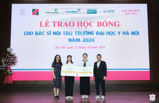 GENTIS trao học bổng cho 02 học viên bác sĩ nội trú Y sinh học Di truyền của Trường Đại học Y Hà Nội