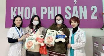 GENTIS trao 100 phần quà cho mẹ bầu trong chương trình “Mừng đón giáng sinh - Rinh quà đặc biệt” tại BV Thanh Nhàn