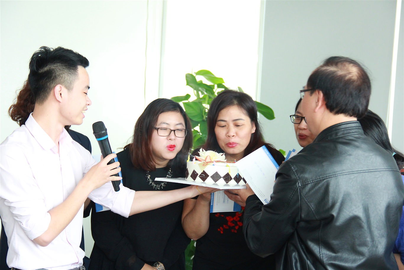 Gentis tưng bừng tổ chức giao lưu chào mừng 8/3