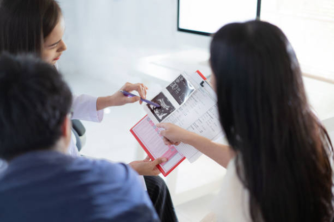 mẹ đi sàng lọc trước sinh